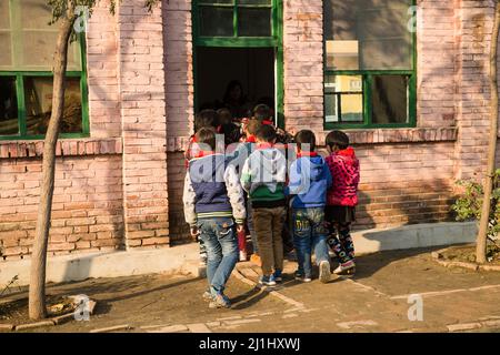 Les élèves de l'école primaire rurale dans l'école Banque D'Images