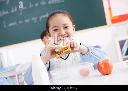 Élèves de l'école primaire en classe Banque D'Images