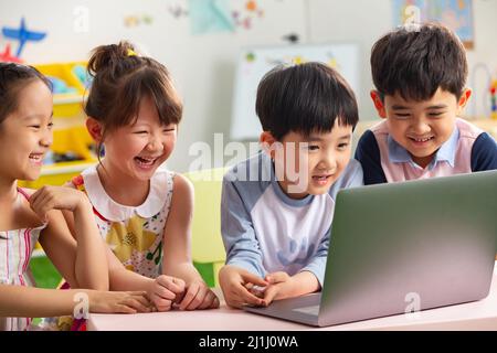 Les enfants de la maternelle regardent la vidéo Banque D'Images