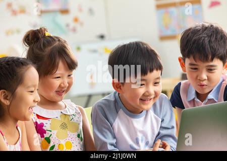 Les enfants de la maternelle regardent la vidéo Banque D'Images