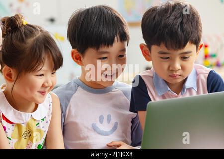 Les enfants de la maternelle regardent la vidéo Banque D'Images