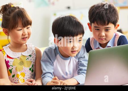 Les enfants de la maternelle regardent la vidéo Banque D'Images