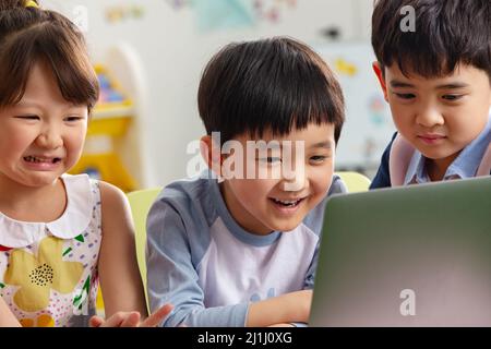 Les enfants de la maternelle regardent la vidéo Banque D'Images