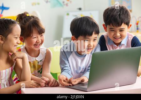 Les enfants de la maternelle regardent la vidéo Banque D'Images