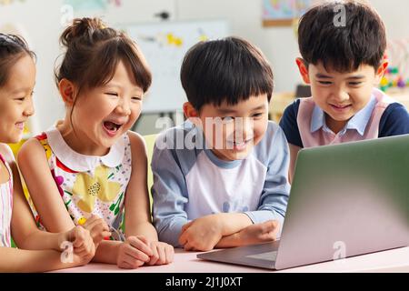 Les enfants de la maternelle regardent la vidéo Banque D'Images