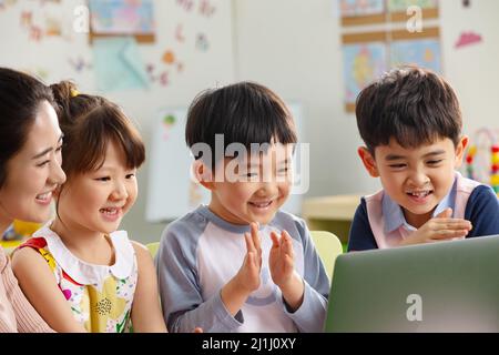 Les enfants de la maternelle regardent la vidéo Banque D'Images