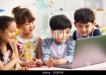 Les enfants de la maternelle regardent la vidéo Banque D'Images