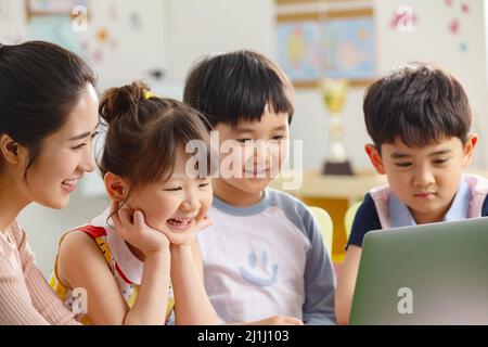 Les enfants de la maternelle regardent la vidéo Banque D'Images