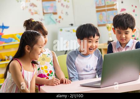 Les enfants de la maternelle regardent la vidéo Banque D'Images