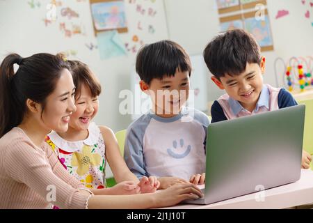 Les enfants de la maternelle regardent la vidéo Banque D'Images