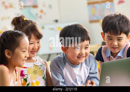 Les enfants de la maternelle regardent la vidéo Banque D'Images