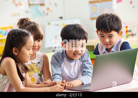 Les enfants de la maternelle regardent la vidéo Banque D'Images