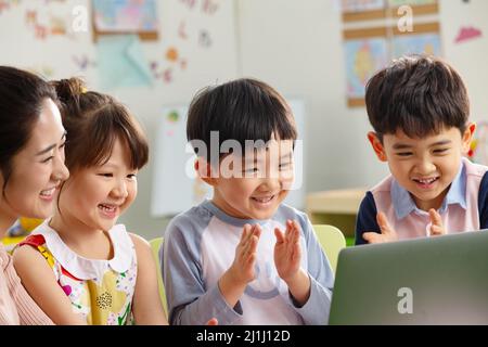 Les enfants de la maternelle regardent la vidéo Banque D'Images