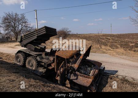 Kiev, Ukraine. 25th mars 2022. Un véhicule russe MLRS (système de lance-roquettes multiple) détruit peut être vu dans l'oblast de Kiev. Jour 29 de la guerre Russie-Ukraine, alors que l'Ukraine continue la défense de sa capitale Kiev de l'attaque russe. Le ministère de la Défense de l'Ukraine a affirmé avoir détruit 561 chars russes, comme l'OTAN l'a dit, la Russie a peut-être perdu 15 000 soldats en seulement un mois de la guerre. Crédit : SOPA Images Limited/Alamy Live News Banque D'Images
