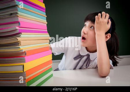 Les filles de l'école primaire et les manuels scolaires Banque D'Images