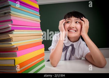 Les filles de l'école primaire et les manuels scolaires Banque D'Images