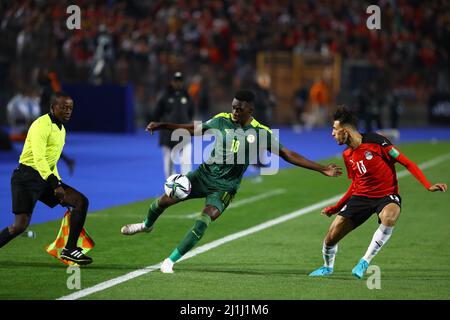 Le Caire, Égypte. 25th mars 2022. Ismala Sarr (C) du Sénégal rivalise avec Ahmed AbouElfetouh (R) de l'Égypte lors de la première partie du match de football de qualification de la coupe du monde 2022 entre l'Égypte et le Sénégal au Caire, en Égypte, le 25 mars 2022. Credit: Ahmed Gomaa/Xinhua/Alamy Live News Banque D'Images