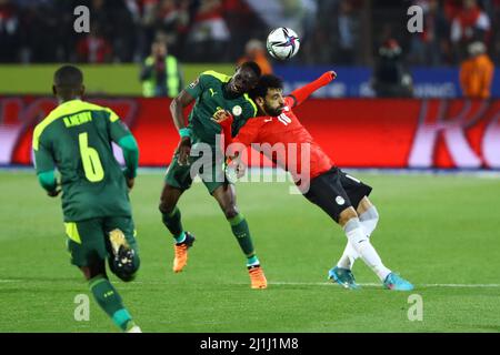 Le Caire, Égypte. 25th mars 2022. Mohamed Salah (R) de l'Égypte rivalise avec Saliou Ciss (C) du Sénégal lors de la première partie du match de qualification de la coupe du monde 2022 entre l'Égypte et le Sénégal au Caire, en Égypte, le 25 mars 2022. Credit: Ahmed Gomaa/Xinhua/Alamy Live News Banque D'Images