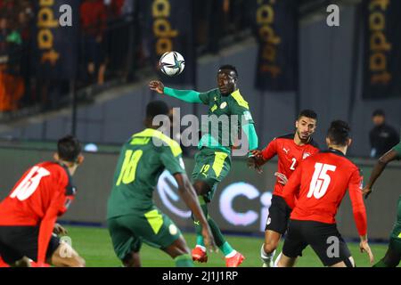 Le Caire, Égypte. 25th mars 2022. Au Sénégal, Famara Diedhiou (C) participe à la première partie du match de qualification de football de la coupe du monde 2022 entre l'Égypte et le Sénégal au Caire, en Égypte, le 25 mars 2022. Credit: Ahmed Gomaa/Xinhua/Alamy Live News Banque D'Images