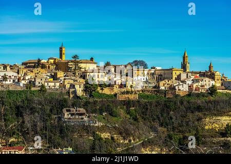 Paysage urbain de l'ancienne ville d'Atri, avec les clochers des églises et de la cathédrale. Atri, province de Teramo, Italie, Europe Banque D'Images