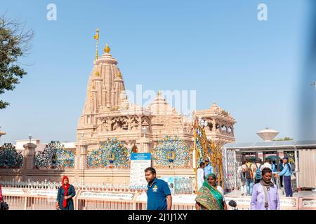 Barsana, Uttar Pradesh, Inde - Mars 2022 : temple Kirti Mandir dans la ville de Barsana Banque D'Images