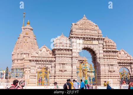 Barsana, Uttar Pradesh, Inde - Mars 2022 : temple Kirti Mandir dans la ville de Barsana Banque D'Images