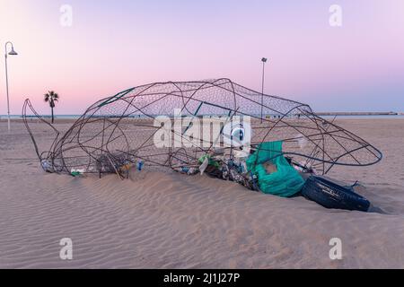 Œuvre d'art en fil métallique représentant un poisson plein de déchets pour représenter la pollution des mers. Pescara, province de Pescara, Abruzzes, Italie, Europe Banque D'Images