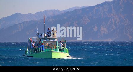 Une vue panoramique d'un ferry plein de touristes naviguant au milieu de la mer en Egypte Banque D'Images