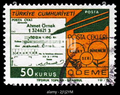 MOSCOU, RUSSIE - 12 MARS 2022: Timbre-poste imprimé en Turquie montre la poste et les télécommunications, série définitive de timbres-poste, vers 1975 Banque D'Images