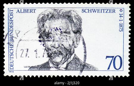 MOSCOU, RUSSIE - 12 MARS 2022 : le timbre-poste imprimé en Allemagne montre le Dr Albert Schweitzer (1875-1965), vers 1975 Banque D'Images