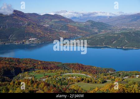 Feuillage coloré à serre Ponçon, Alpes du Sud, France avec le lac Banque D'Images