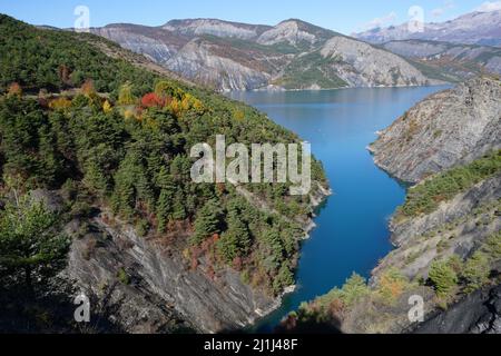 Feuillage coloré à serre Ponçon, Alpes du Sud, France avec le lac Banque D'Images