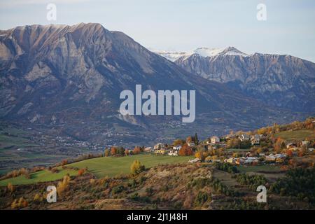 Feuillage coloré à serre Ponçon, Alpes du Sud, France Banque D'Images