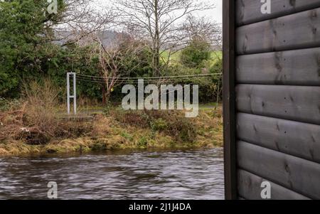 Station de surveillance du niveau de la rivière Cree à Newton Stewart, Dumfries et Galloway (Écosse) Banque D'Images