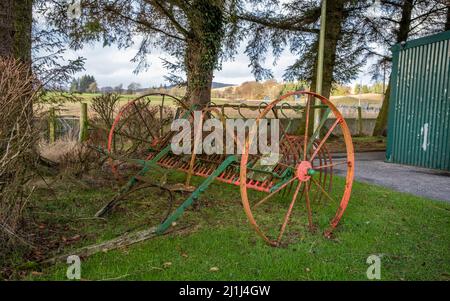 Râteau de foin agricole de vieux chevaux rouillés, Carsphain, Écosse Banque D'Images