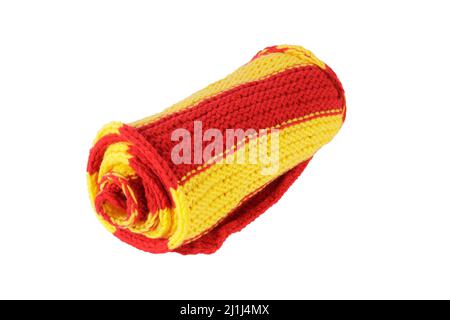 foulard roulé en laine rouge-jaune à rayures isolé sur fond blanc. Photo de haute qualité Banque D'Images