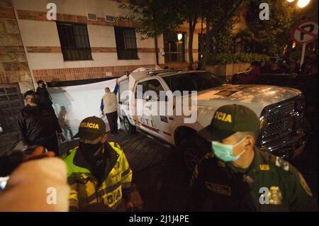 Bogota, Colombie. 26th mars 2022. Des techniciens médico-légaux travaillent à l'hôtel four Seasons (Casa Medina) où Taylor Hawkins, batteur du groupe de rock Foo Fighters, était resté et a été signalé des heures morts avant sa présentation au festival de musique Picnic Estéréo, à Bogota, Colombie, le 26 mars 2022. Crédit : long Visual Press/Alamy Live News Banque D'Images