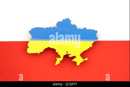 Ukraine sur fond de drapeau polonais. Carte de pays bleu jaune. Concept de solidarité Banque D'Images