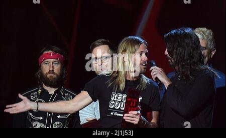 Photo du dossier datée du 21/02/18 de Taylor Hawkins et Dave Grohl de Foo Fighters acceptant le prix du meilleur groupe international lors du spectacle BRIT Awards 2018, qui s'est tenu à l'Arena O2, Londres. Taylor Hawkins, batteur du groupe rock Foo Fighters est mort à l'âge de 50 ans, a annoncé le groupe, disant qu'il a été "épris par la perte prématurée" et a demandé que la vie privée de sa famille soit respectée. Date de publication : samedi 26 mars 2022. Banque D'Images