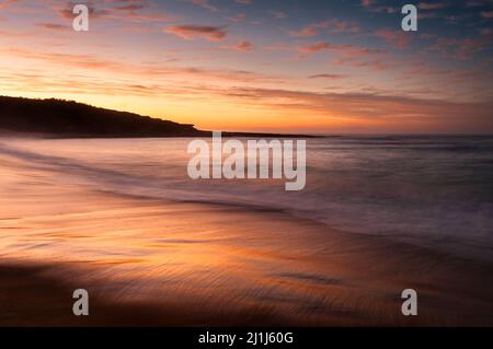 Lever de soleil coloré à Putty Beach dans le parc national de Bouddi. Banque D'Images