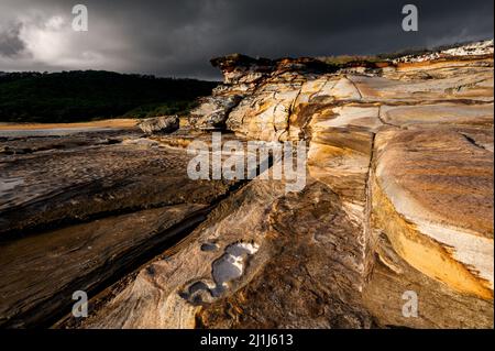 Rochers accidentés à Putty Beach dans le parc national de Bouddi. Banque D'Images