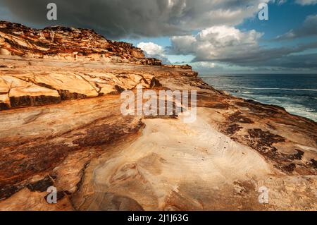 Rochers accidentés à Putty Beach dans le parc national de Bouddi. Banque D'Images