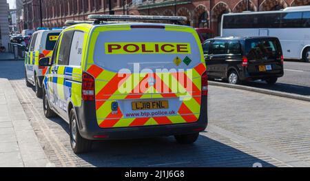 Fourgonnette de la police des transports britannique garée à l'extérieur de la gare de St Pancras, Londres, Angleterre, Royaume-Uni Banque D'Images