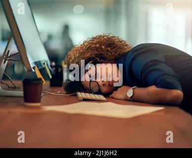La partie est terminée. Prise de vue d'une jeune femme d'affaires fatiguée qui dormait à son bureau pendant une nuit tardive au travail. Banque D'Images
