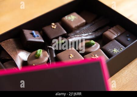 Gros plan d'une boîte de chocolat entièrement ouverte Banque D'Images