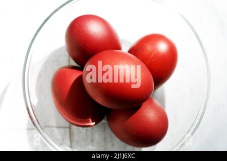 Oeufs de Pâques naturellement colorés avec des huttes d'oignon. Coloration rouge non toxique Banque D'Images