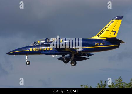 Breitling Aero L-39C piste d'atterrissage Albatros 32. Arrivées pour l'Airshow international de Malte 2 jours plus tard. Banque D'Images