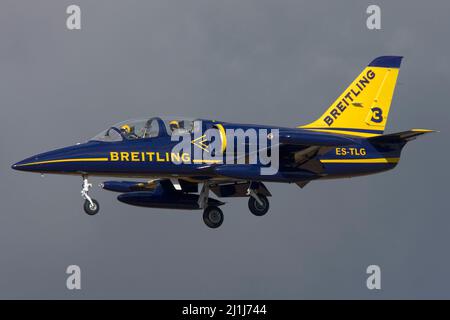 Breitling Aero L-39C piste d'atterrissage Albatros 32. Arrivées pour l'Airshow international de Malte 2 jours plus tard. Banque D'Images