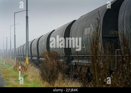 Arthur's Pass/Nouvelle-Zélande, 5 mars 2022 : long train de camions ferroviaires transportant du charbon dans le col Arthur's. Banque D'Images