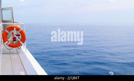 Bouée orange sur fond de la mer et les bateaux Banque D'Images